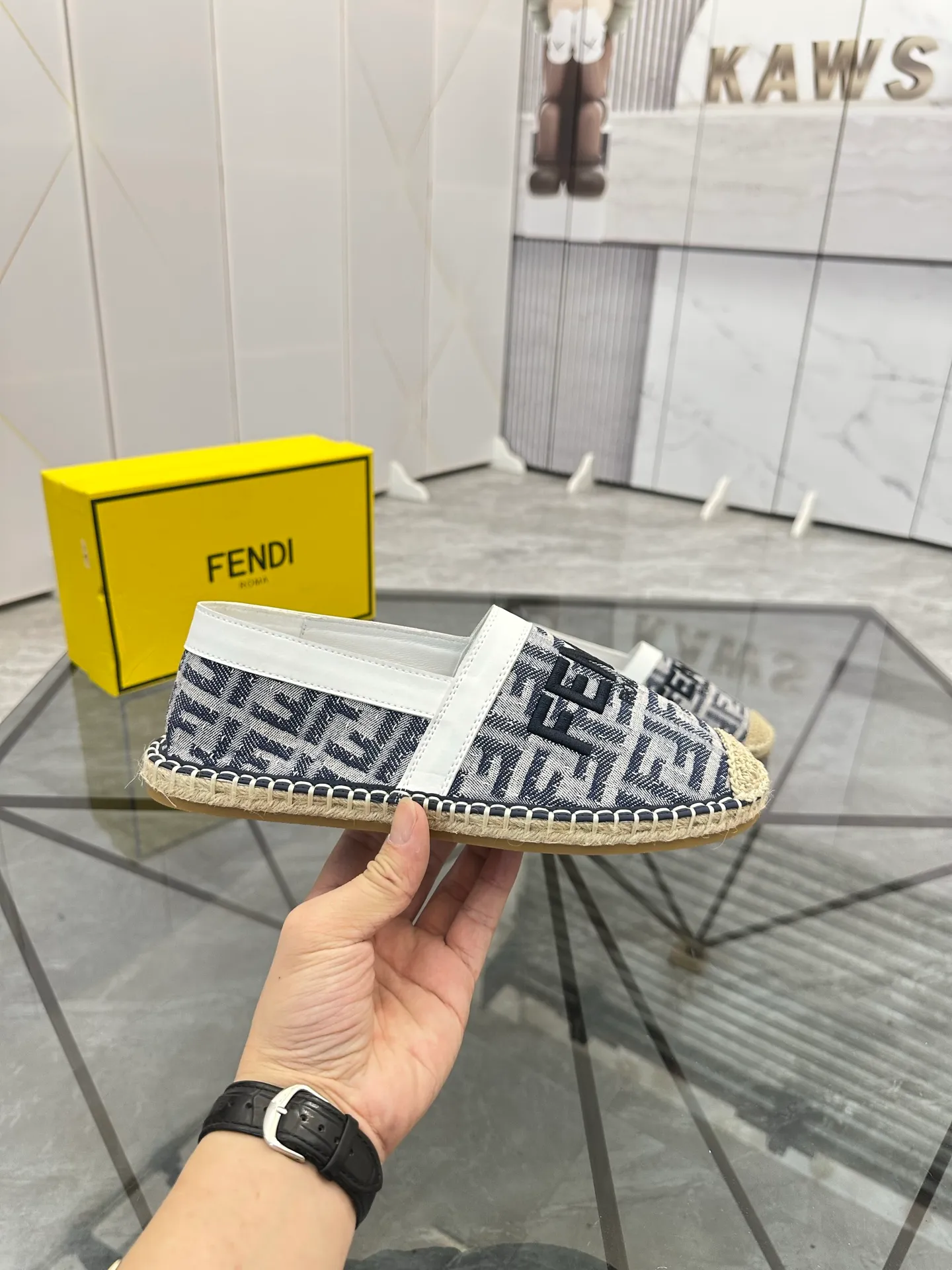 Selling men's shoes 💰: 💰P420¥ Product trademark: Fendi* "Fendi*" low-top fisherman's shoes Regular size: 38-44 (can be customized to 37.45) Product materials: upper imported cowhide stitched with original fabric, sheepskin lining, original outsole. Number: 1023